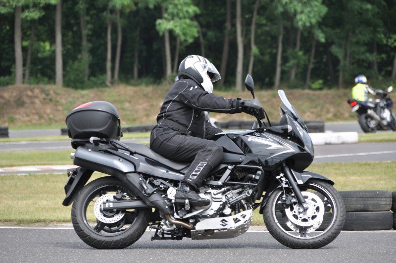 motocyklista jadący na motorze