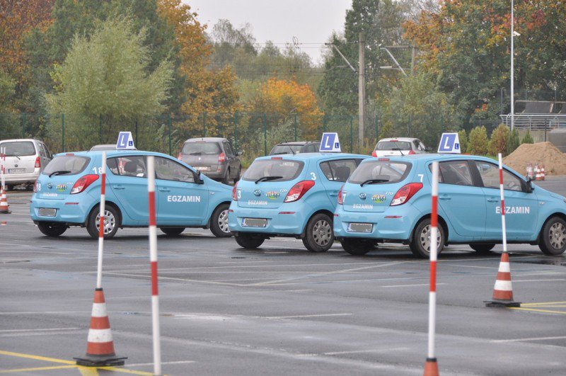 samochody szkoleniowe na placu manewrowym