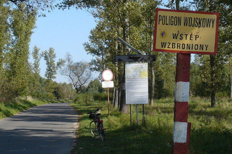 Tabliczka " poligon wojskowy wstęp wzbroniony "