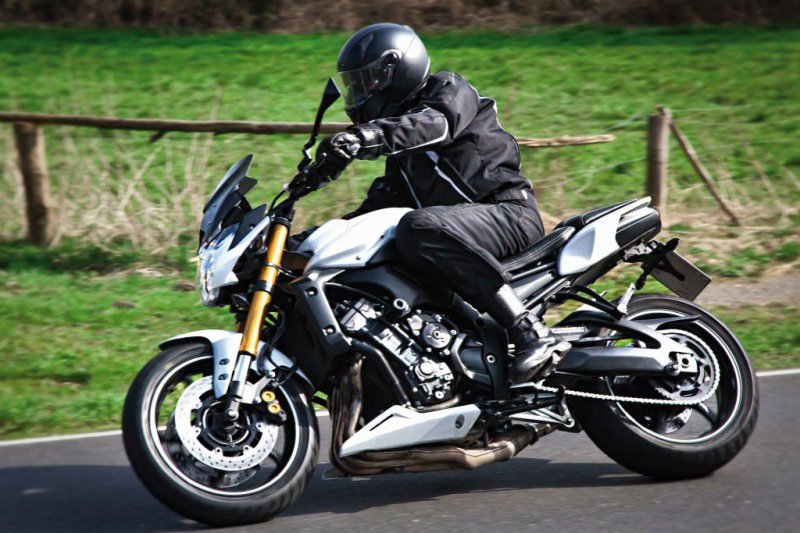 motocyklista jadący na motorze