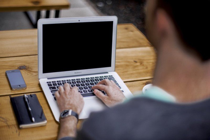 mężczyzna pracujący na laptopie