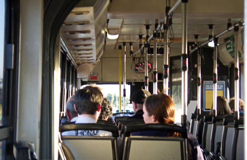 pasażerowie w autobusie