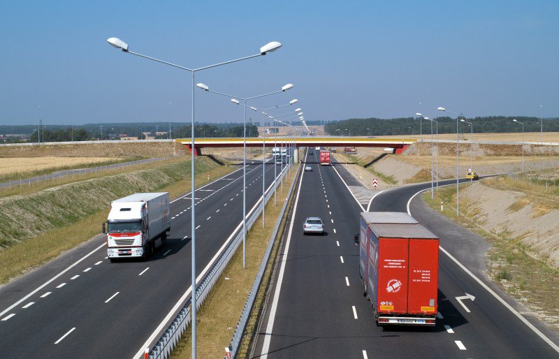 ruch drogowy na autostradzie