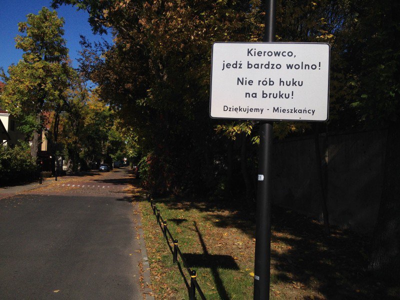 znak " Kierowco jedź bardzo wolno ! Nie rób huku na bruku ! Dziękujemy mieszkańcy "