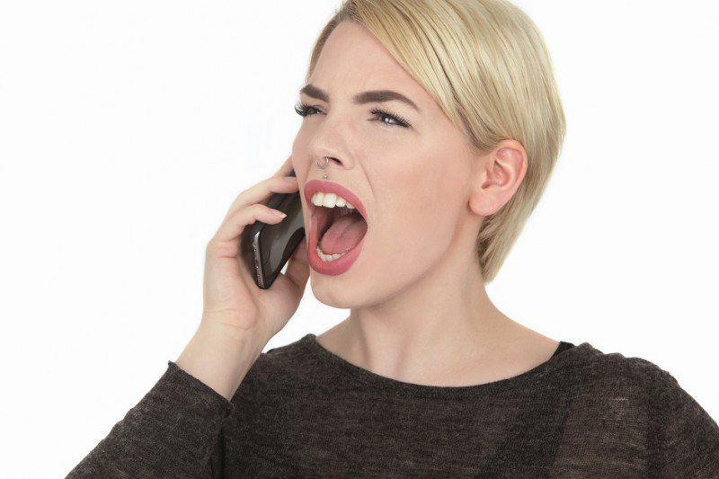 kobieta krzycząca przez telefon
