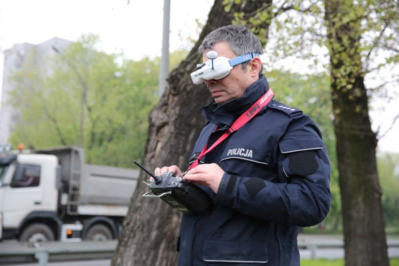 policjant testujący drona