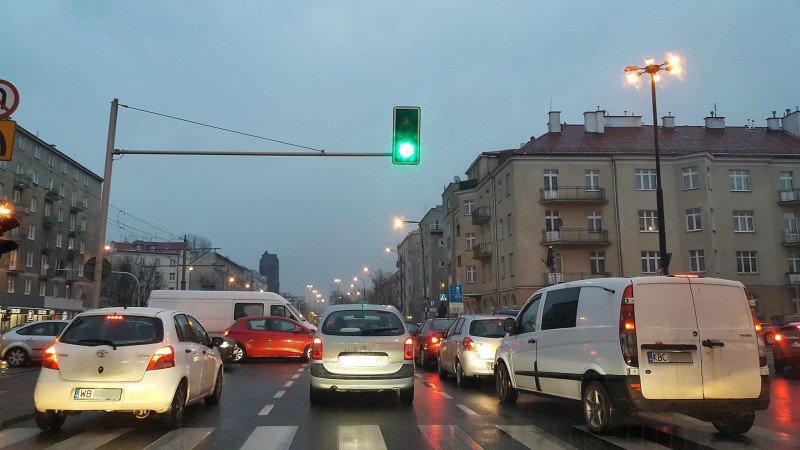 ruch drogowy na skrzyżowaniu