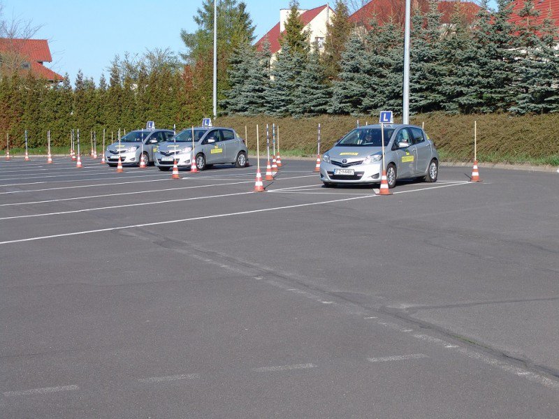 samochody szkoleniowe na placu manewrowym