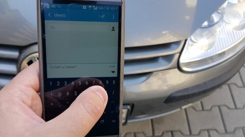 mężczyzna piszący wiadomość sms na telefonie komórkowym