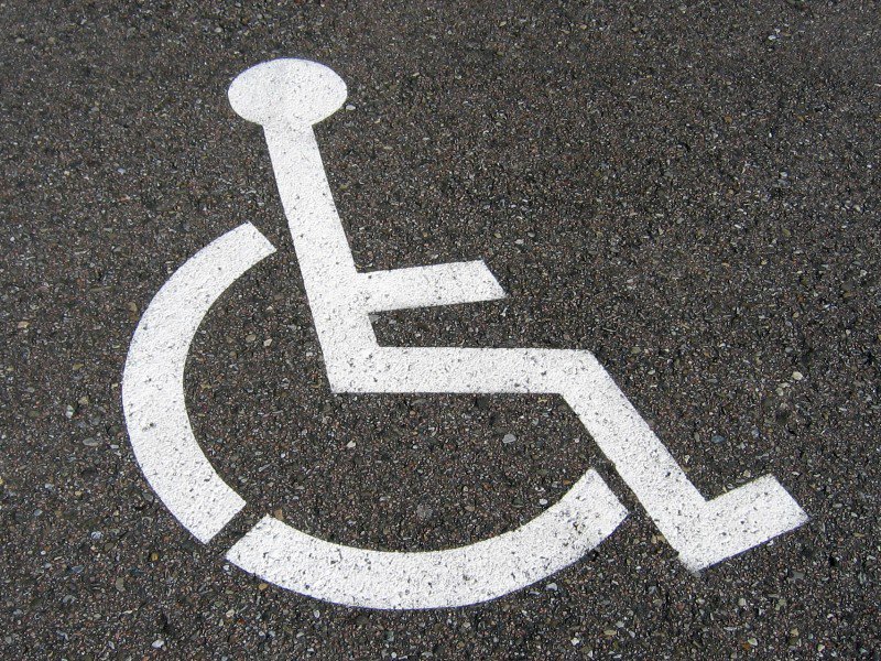 znak miejsce parkingowe przeznaczone dla osób niepełnosprawnych