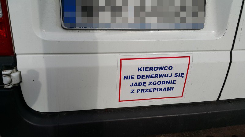 naklejka " kierowco nie denerwuj się jadę zgodnie z przepisami "