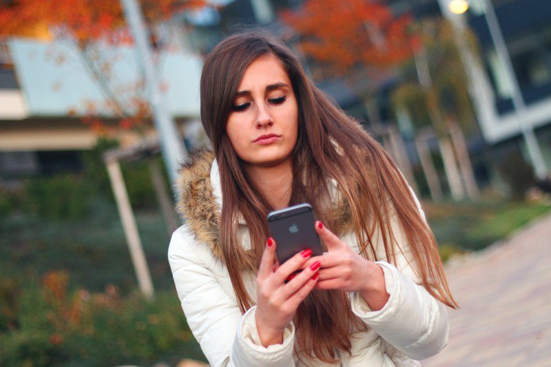 kobieta używająca telefonu komórkowego