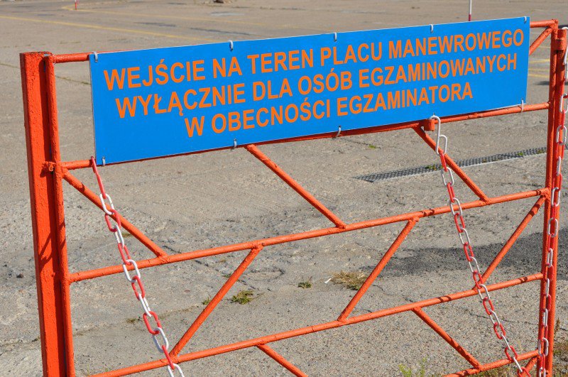 Tabliczka " wejście na teren placu manewrowego wyłącznie dla osób egzaminowanych w obecności egzaminatora "