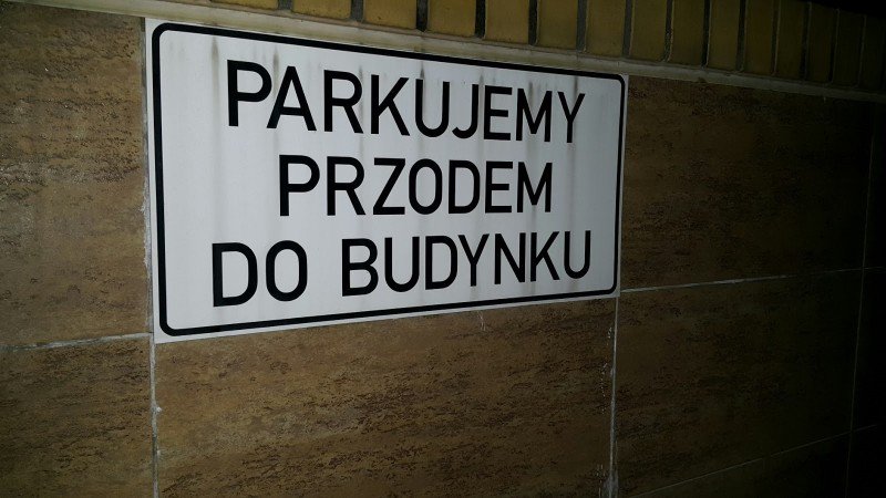 Tabliczka informacyjna " PARKUJEMY PRZODEM DO BUDYNKU "