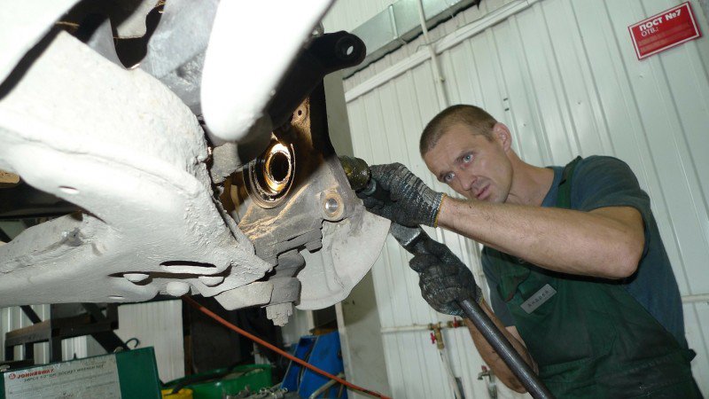 mechanik naprawiający samochód