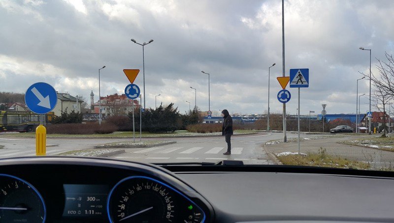 przejśie dla pieszych przed rondem