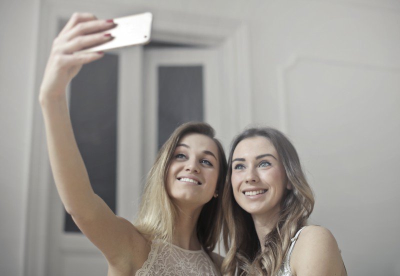 kobiety robiące sobie selfie