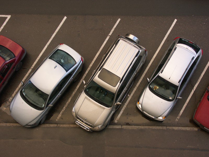samochody stojące na parkingu