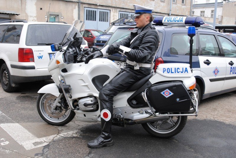 policjant na motorze