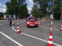 samochód szkoleniowy na placu manewrowym