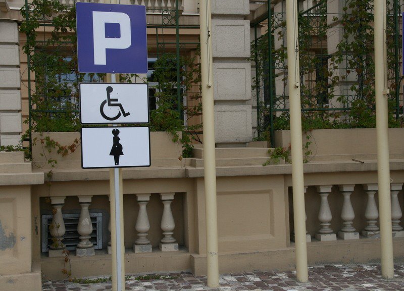 znak " miejsce parkingowe dla osób niepełnosprawnych i kobiet w ciąży "