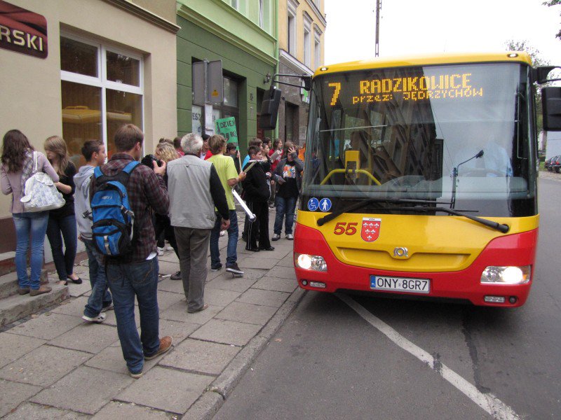 autobus na przystanku autobusowym
