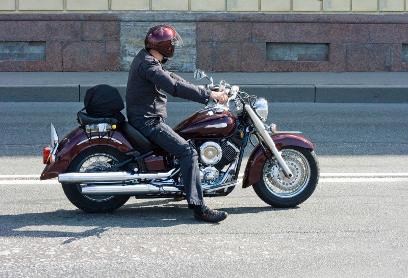 motocyklista na motorze