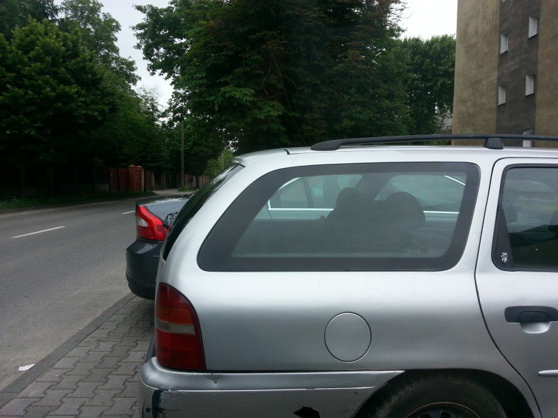 samochody stojące na parkingu