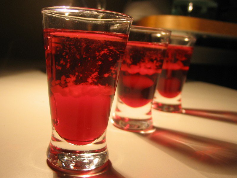 kieliszki z alkoholem