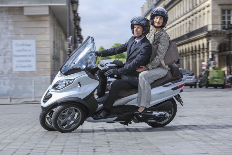 kobieta i mężczyzna jadący na motorze