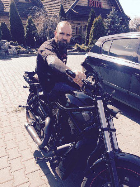 motocyklista na motorze