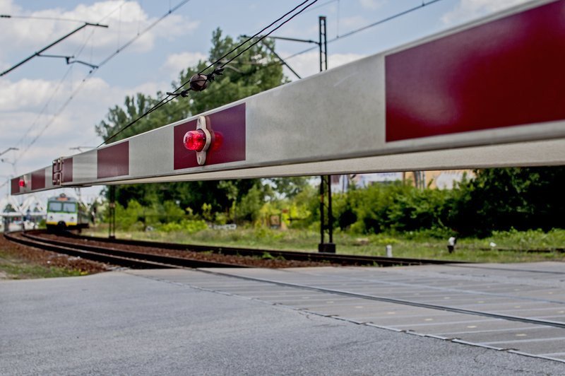 przejazd kolejowy, zamknięty szlaban