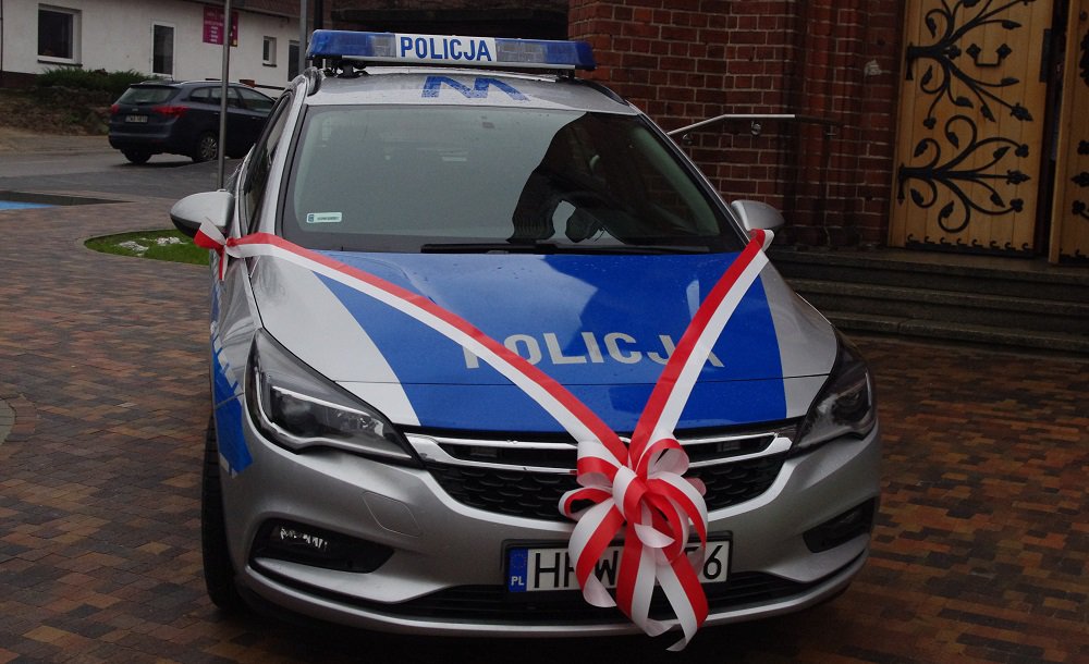 samochód policyjny obwiązany wstążką