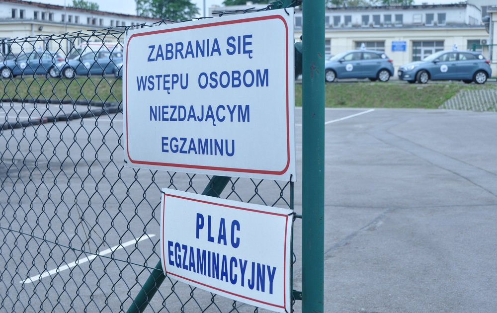 Tabliczka " Zabrania się wstępu osobom niezdającym egzaminu " Tabliczka " Plac egzaminacyjny "