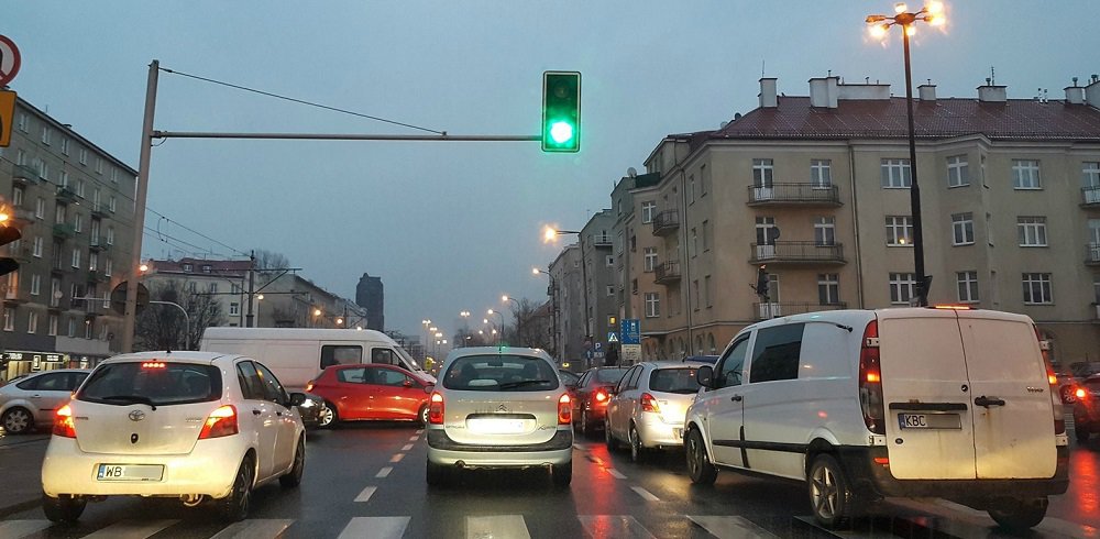 ruch drogowy na skrzyżowaniu