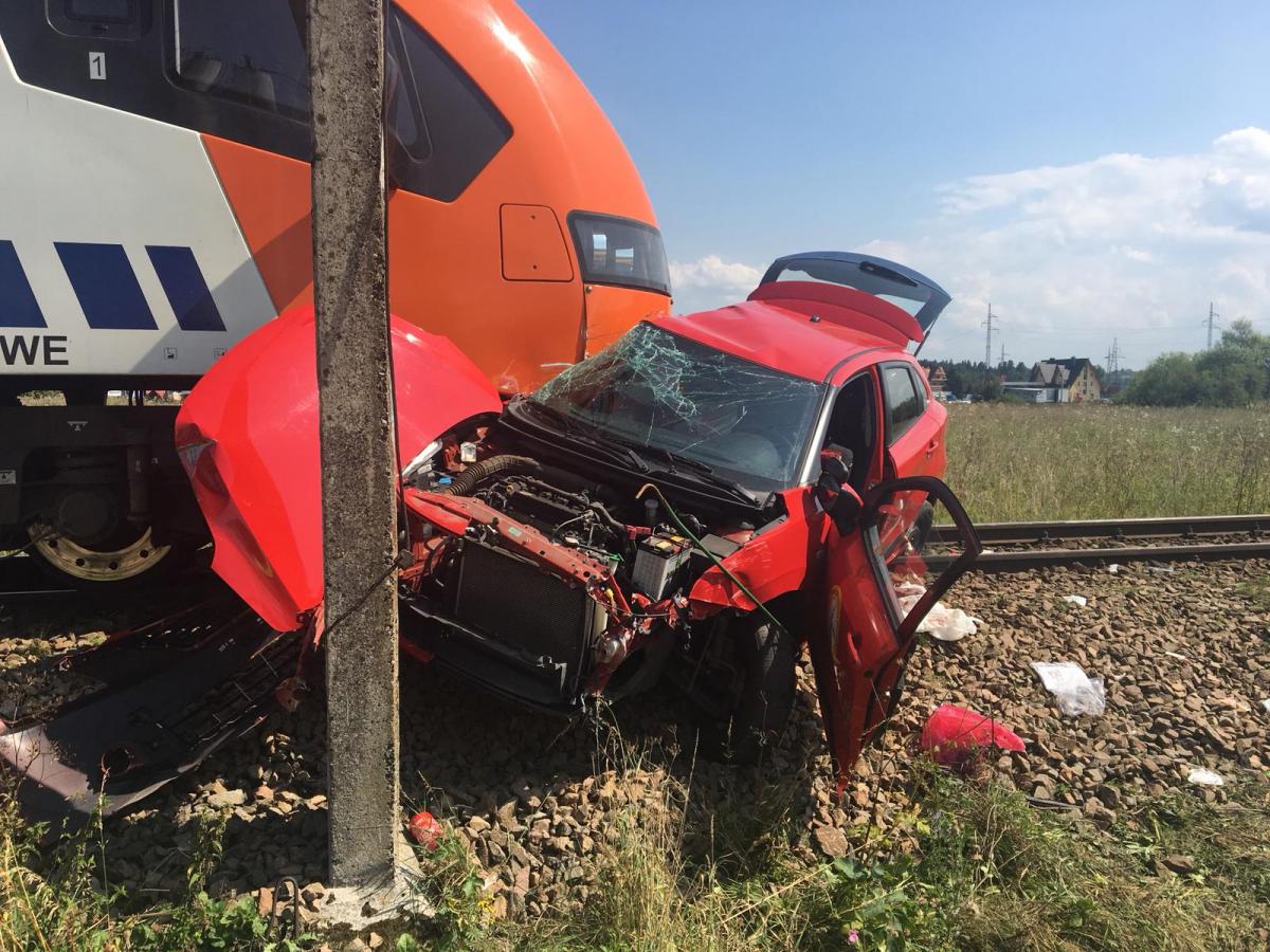wypadek, pociąg uderzający w samochód osobowy