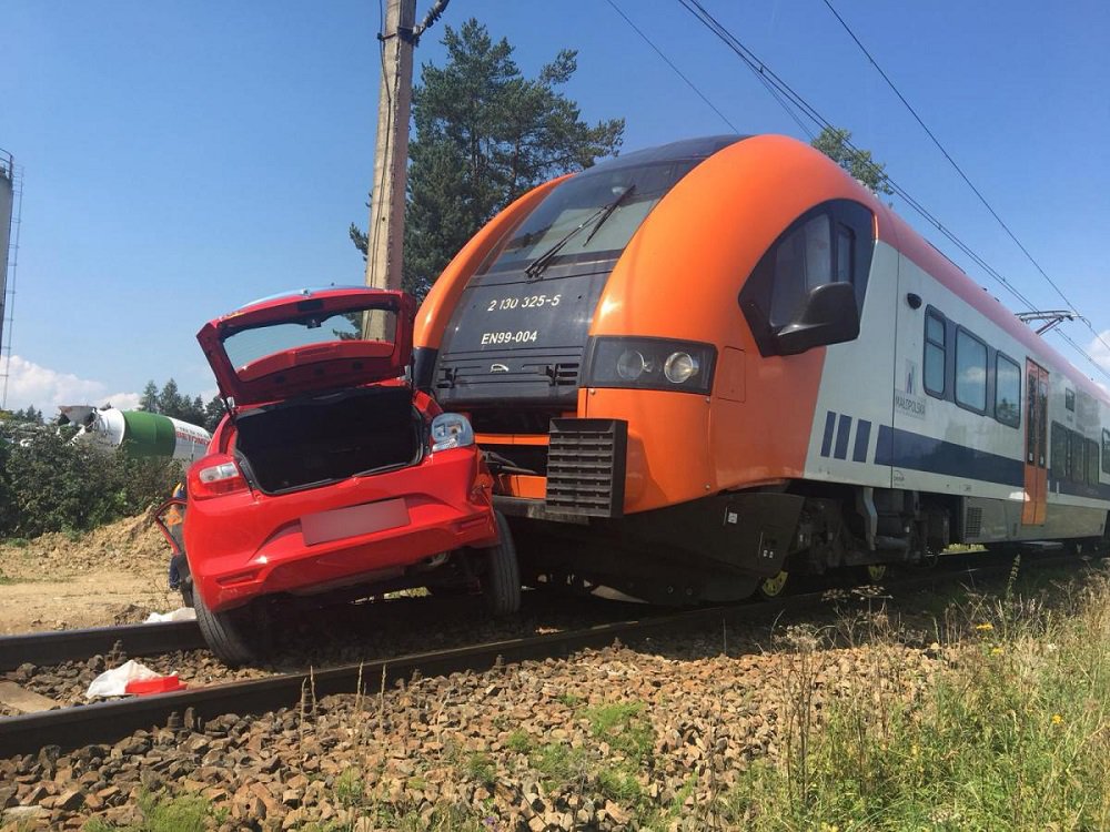 wypadek, pociąg uderzający w samochód osobowy